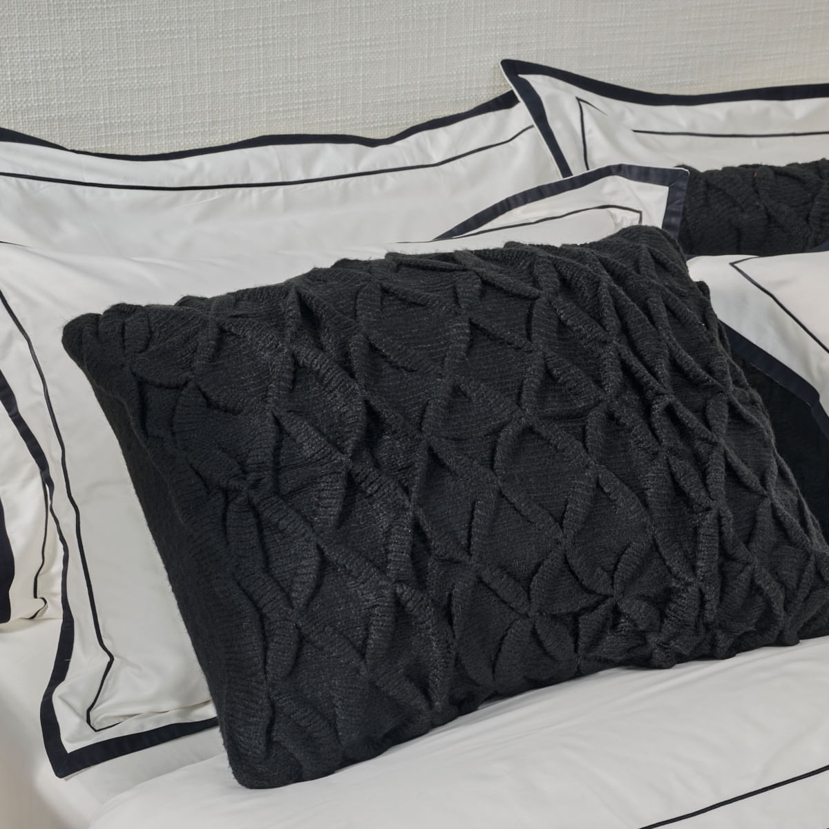 01-16-0082-Porta-Travesseiro-Origami-Preto-003