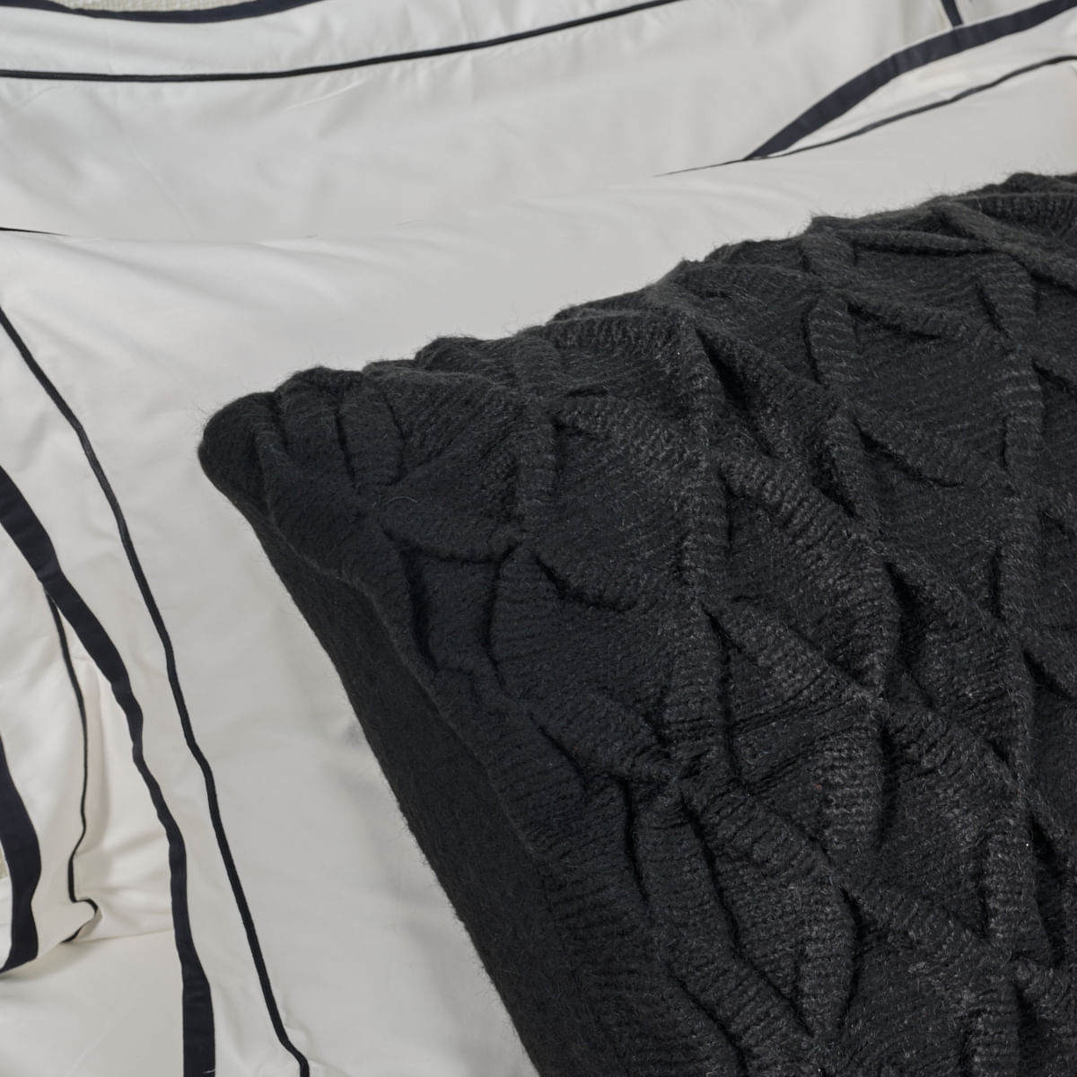 01-16-0082-Porta-Travesseiro-Origami-Preto-004