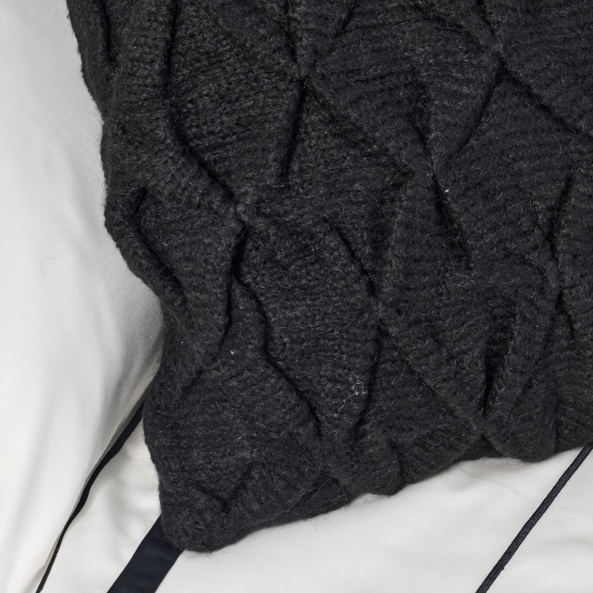 01-01-0174-Capa-de-Almofada-Origami-Preto-40-x-40-004