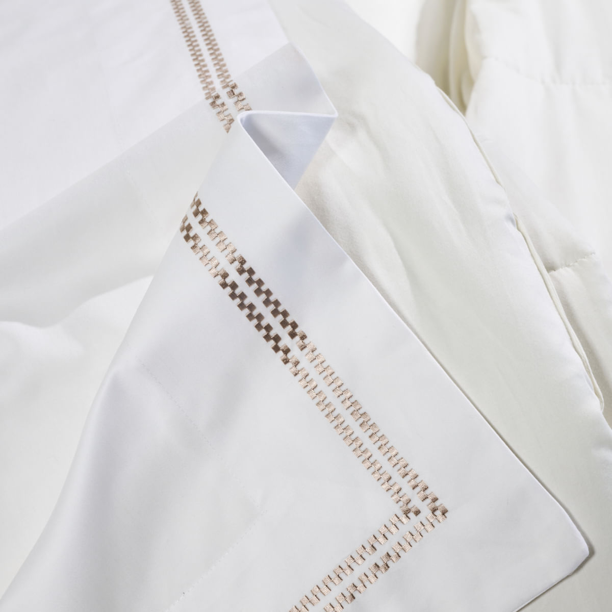 10-01-0379-jogo-de-Lencol-Cambridge-Branco-Caqui-002