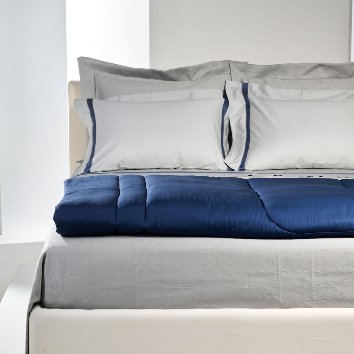 01-05-0344-Colcha-C-Porta-Portuguesa-Sophistique-Cinza-001