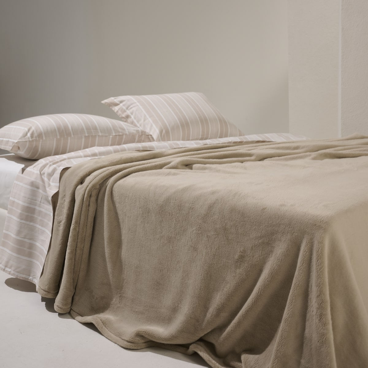 01-04-0118-Cobertor-Imperiale-Bege-002-min