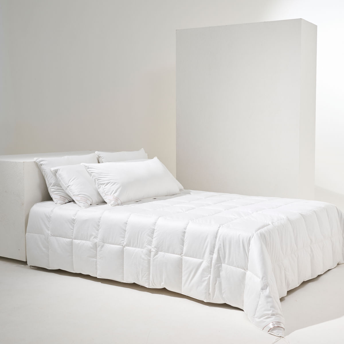 01-07-0071-Edredom-Supreme-Plumas-Classe-A-Branco---01-18-008-Travesseiro-Supreme-Branco-50-x-70---50-x-1-001